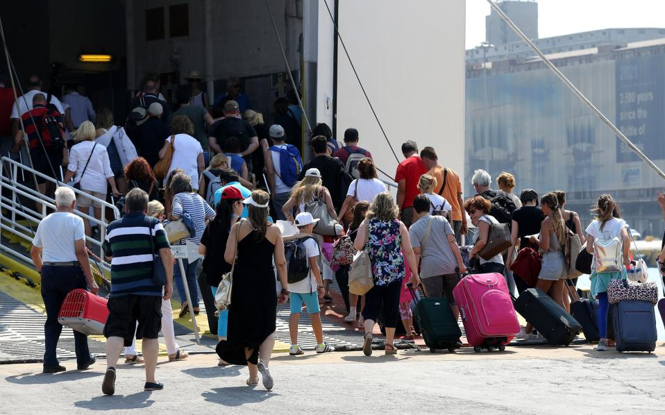 «Βουλιάζουν» τις Κυκλάδες οι εκδρομείς του Πάσχα – 100% πληρότητα στα πλοία